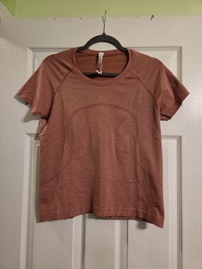 lululemon athletica Swiftly Tech Short Sleeve Shirt 2.0 Race Length- Size 12